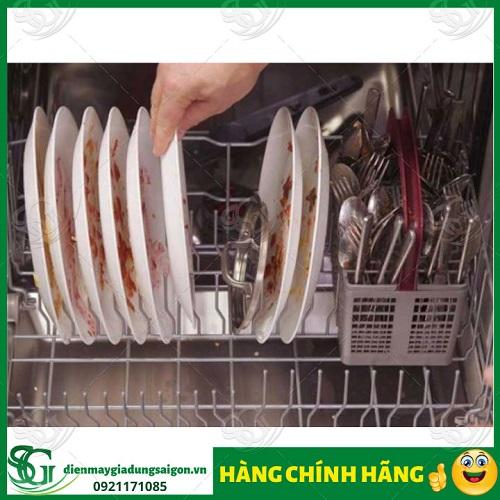 xếp đồ vào máy rửa chén